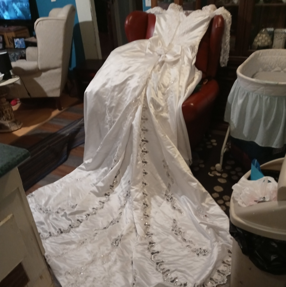 Beautiful custom made wedding gown (enizo)